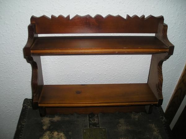 Estante de madera moldeado marrón oscuro