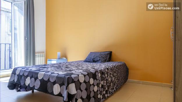 Rooms available - Very central 5-bedroom apartment right by Puerta del Sol