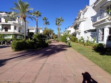 Apartamento Planta Baja con 2 dormitorios se vende en Marbella, Costa del Sol