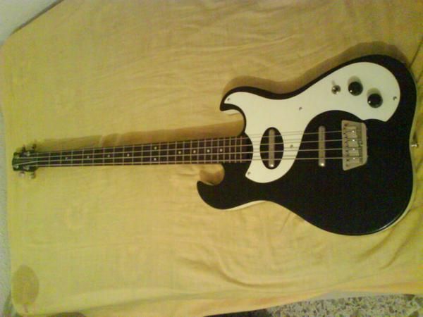 Vendo Bajo eléctrico Danelectro ´63 seminuevo