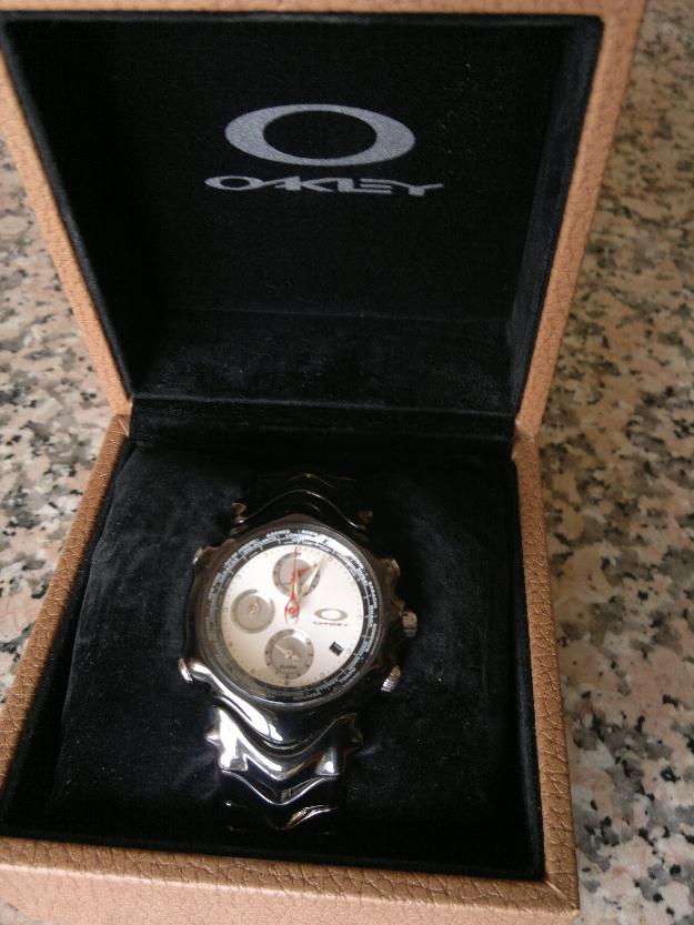 Reloj OAKLEY Dmm Gmt Stainless Steel, casi nuevo, muy bonito, oportunidad