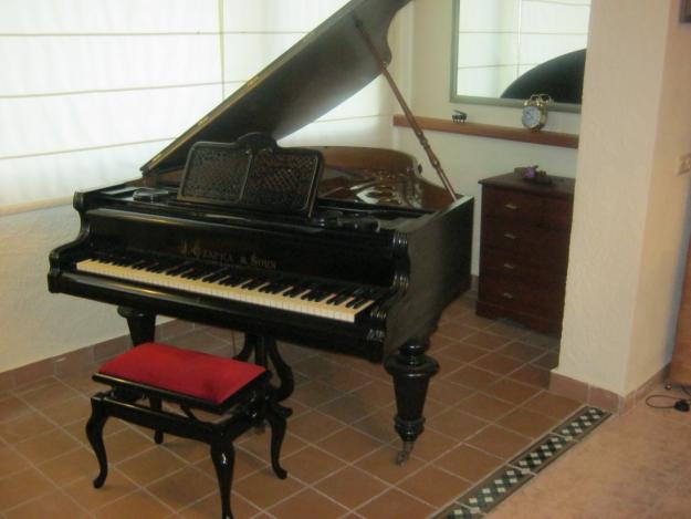 Se vende piano de cola