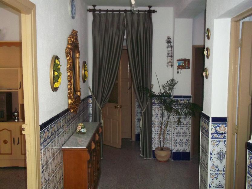 Casa de dos plantas con gran patio. 450 m2 de terreno