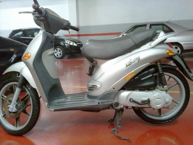 VENDO PIAGGIO LIBERTY  49 cc. FUNCIONA MUY BIEN .  350 €