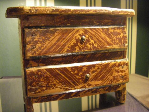 Cómoda de casa de muñecas del siglo XVIII