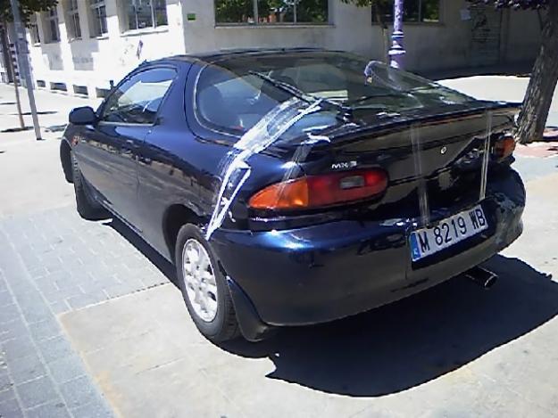 Mazda MX3 con golpe trasero