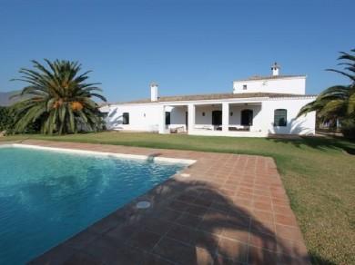 Chalet con 7 dormitorios se vende en Casares Costa, Costa del Sol