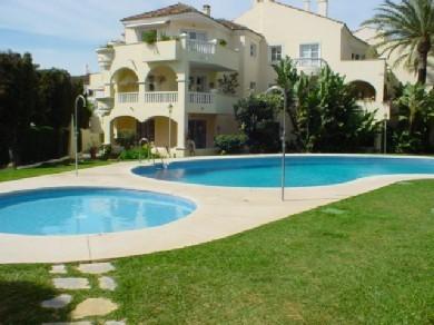 Apartamento con 2 dormitorios se vende en Estepona, Costa del Sol