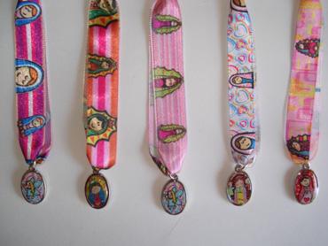 PULSERAS Y COLLARES DE VIRGENCITAS