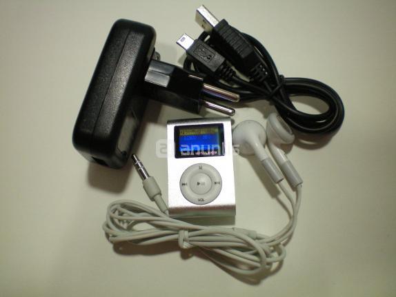MP3 2GB LCD con clip FM. Cargador de viaje. Varios colores