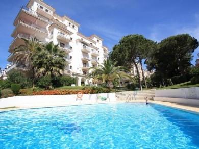 Apartamento con 2 dormitorios se vende en Marbella, Costa del Sol