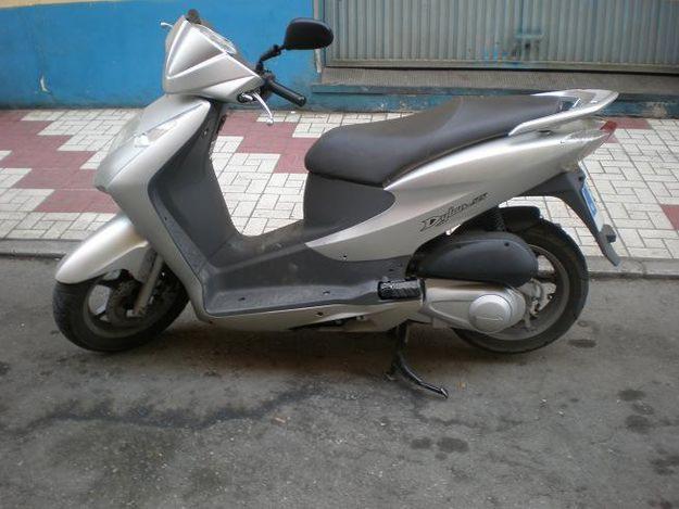Urgente se vende moto Honda Dylan 125 cc nuevo 1500 eur malaga