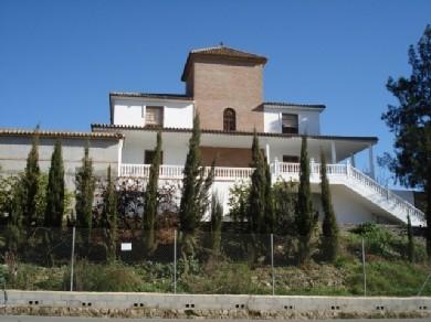 Chalet con 5 dormitorios se vende en Alora