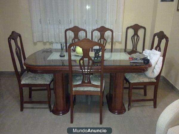 Se venden 2 mesas y 6 sillas de estilo clásico por 300 €
