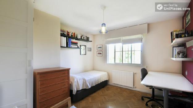 Rooms available - Beautiful 4-bedroom house in lively Las Rozas