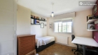 Rooms available - Beautiful 4-bedroom house in lively Las Rozas - mejor precio | unprecio.es