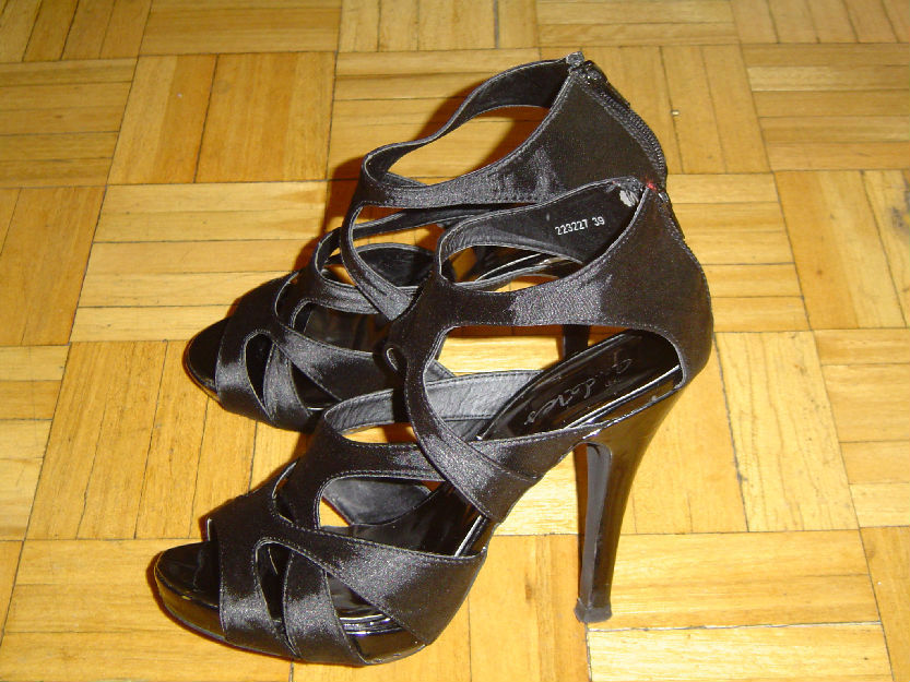 Sandalias de tacon alto,color negro.muy elegantes