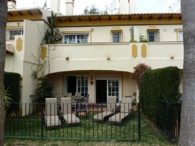Adosado con 3 dormitorios se vende en Marbella, Costa del Sol