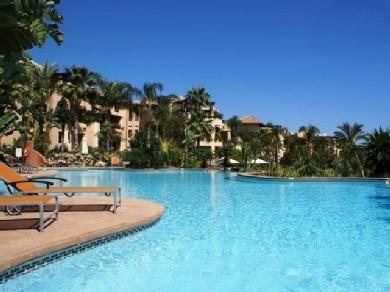 Apartamento con 3 dormitorios se vende en Marbella, Costa del Sol