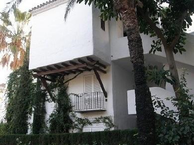 Apartamento con 3 dormitorios se vende en Marbella, Costa del Sol