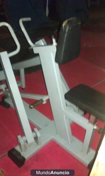 maquinaria de gimnasio y tatame