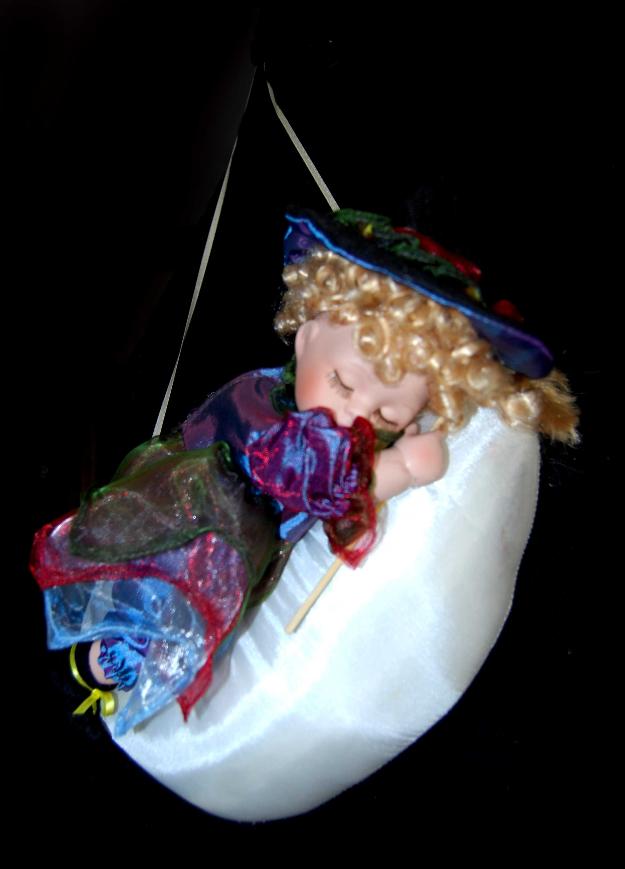 Muñeca de porcelana dormida en la luna
