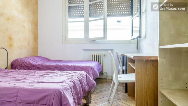 Rooms available - Central 9-bedroom apartment in fun Malasaña