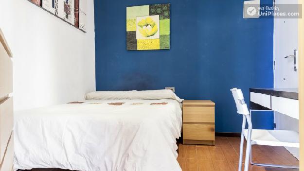 Rooms available - Cool 3-bedroom apartment in a residence in student-heavy Malasaña