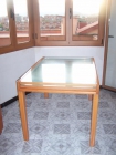 Se vende mesa de madera con la superficie de cristal, extensible. - mejor precio | unprecio.es