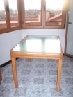 Se vende mesa de madera con la superficie de cristal, extensible. - mejor precio | unprecio.es