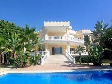 Chalet con 6 dormitorios se vende en Marbella, Costa del Sol