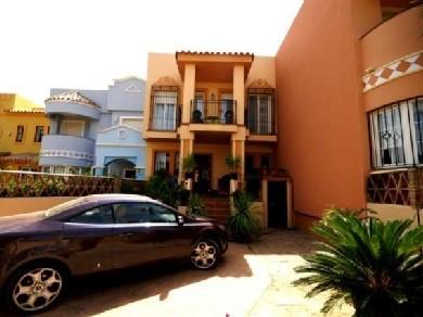 Adosado con 3 dormitorios se vende en Marbella, Costa del Sol