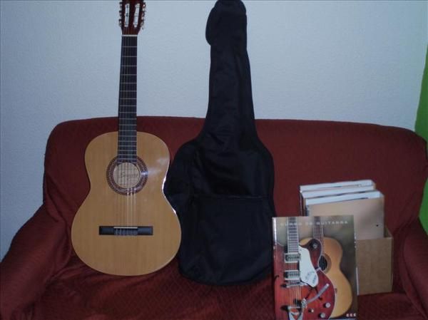 guitarra+funda+libros y DVD´s todo nuevo a estrenar