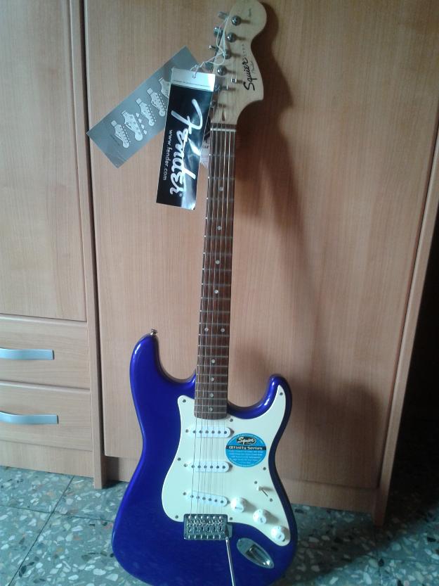 Squier Affinity de Fender y pedal Jackhammer JH-1 de Marshall