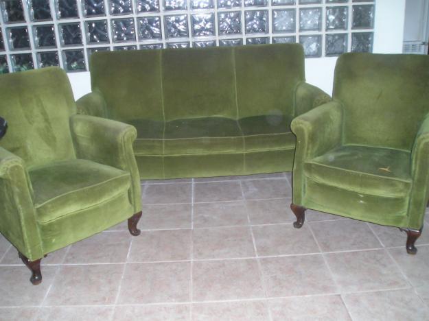 VENDO TRESILLO Y DOS SILLONES TAPIZADOS EN VERDE