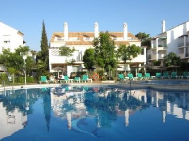 Apartamento con 2 dormitorios se vende en Marbella, Costa del Sol