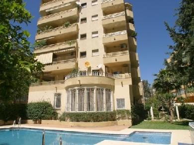 Apartamento con 2 dormitorios se vende en Marbella, Costa del Sol