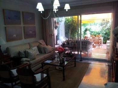 Apartamento con 2 dormitorios se vende en Marbella, Costa del Sol
