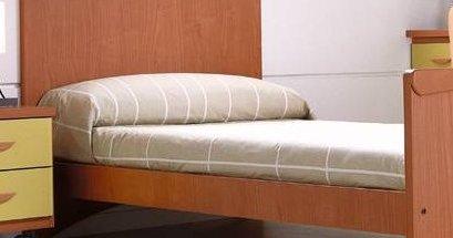 Cama, COLCHON, MESITA DE NOCHE Y COLCHA NUEVA