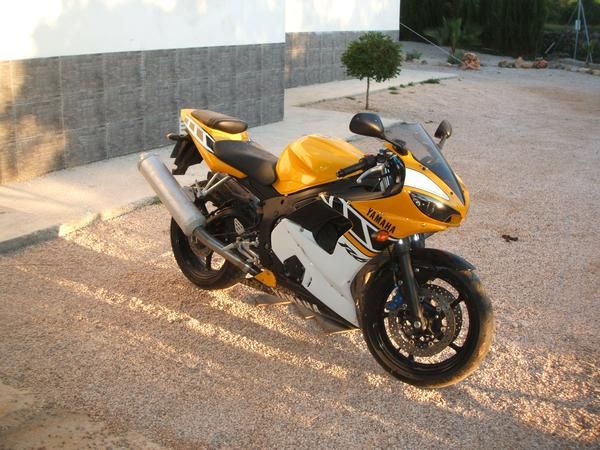 VENDO YAMAHA R6 DEL 50 ANIVERSARIO DE LA MARCA DISEÑADA POR ROSSI