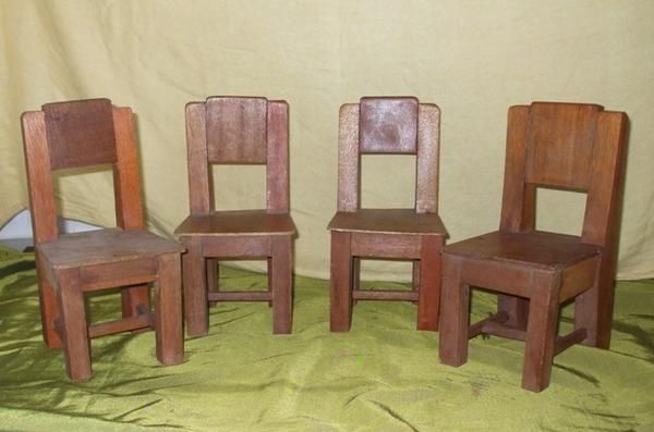 4 Sillas de Muñecas