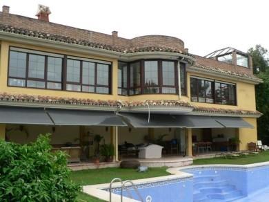 Chalet con 4 dormitorios se vende en Marbella, Costa del Sol