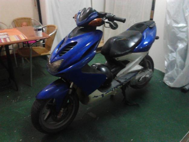 Ocasion. Vendo moto scooter yamaha aerox 49. Año 2004..