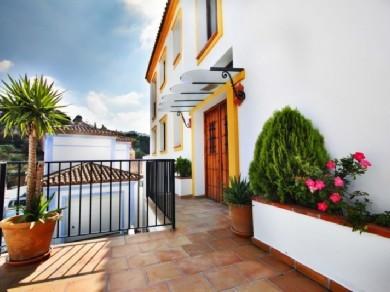 Apartamento con 2 dormitorios se vende en Benahavis, Costa del Sol