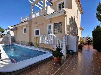 Chalet con 3 dormitorios se vende en Villamartin, Costa Blanca