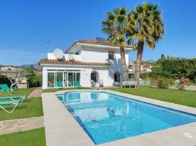 Chalet con 5 dormitorios se vende en Estepona, Costa del Sol