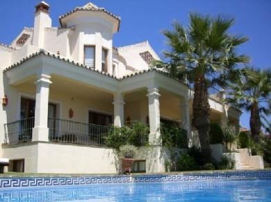 Chalet con 5 dormitorios se vende en Marbella, Costa del Sol