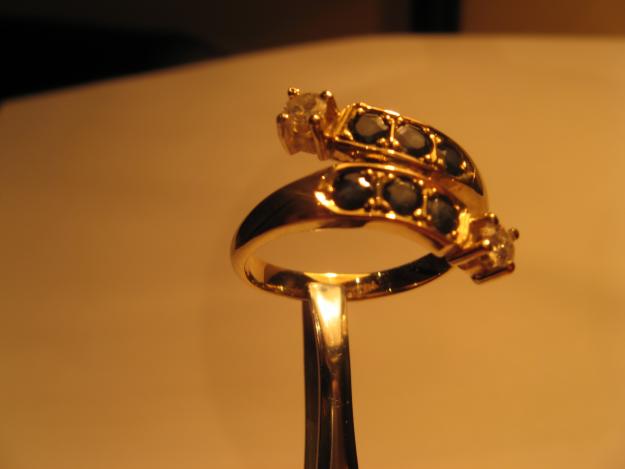 Exquisito Anillo Oro 18k., Seis Zafiros y Dos Diamantes.Diseño exclusivo.Un lujo
