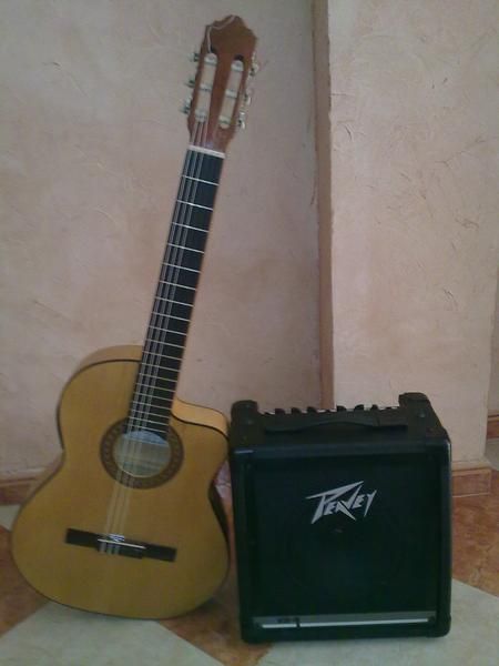 Guitarra flamenca amplificada