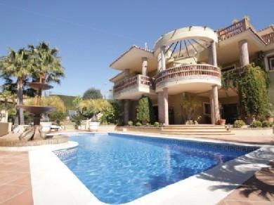 Chalet con 5 dormitorios se vende en Marbella, Costa del Sol